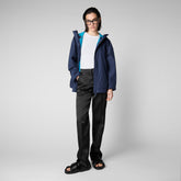 Veste de pluie à capuche Suki pour femme en bleu marine | Sauvez le canard
