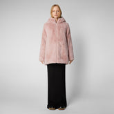 Manteau à capuche réversible en fausse fourrure Bridget pour femme en rose blush - Collection FURY Femme | Sauvez le canard