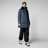 Manteau matelassé Dalea pour femme avec col en fausse fourrure en bleu nuit | Save The Duck