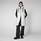 Gilet matelassé à capuche Iria pour femme en blanc cassé - Collection Saint-Valentin | Save The Duck