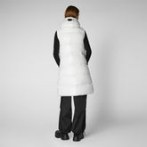 Gilet matelassé à capuche Iria pour femme en blanc cassé - Collection Blancs d'hiver | Sauvez le canard