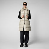 Gilet matelassé à capuche Iria pour femme en beige pluvieux - Fashion Woman | Sauvez le canard