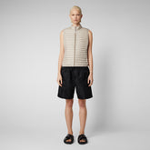 Women's Arabella Puffer Vest in Sand Beige - Collection d'icônes pour femmes | Sauvez le canard
