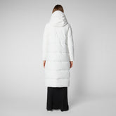 Doudoune longue à capuche Missy pour femme en blanc cassé - Collection Blancs d'hiver | Sauvez le canard