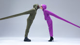 Couple kissing and pulling on their stretching clothes | Sauvez le canard
