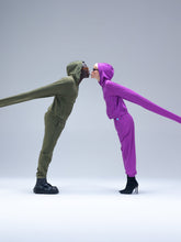 Couple kissing and pulling on their stretching clothes | Sauvez le canard