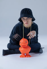 Girl sitting ont he floor with a rubber duck | Sauvez le canard
