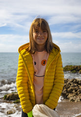 Young girl smiling and wearing a yellow jacket | Sauvez le canard
